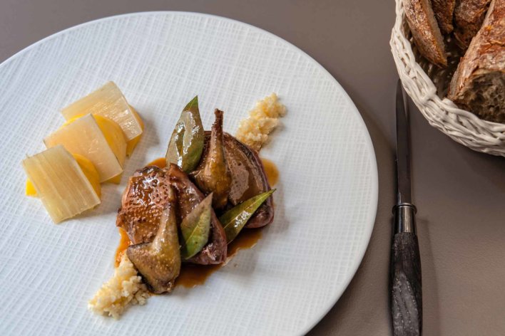 Plat de volaille en sauce et légumes de saison, panière à pain