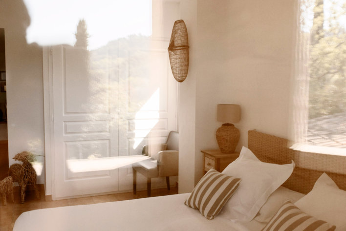 Photo prise de prêt de la chambre de l'Auberge de La Fenière avec une décoration de couleur blanc et beige assez cosy
