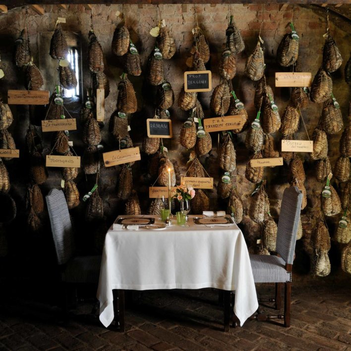 Table avec mur de culatello