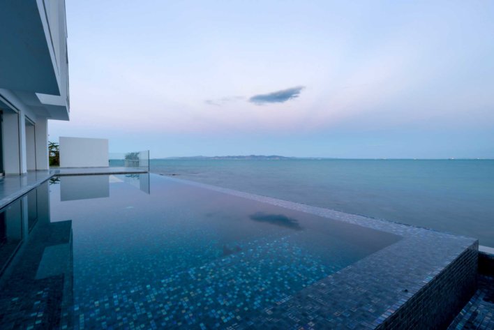 Piscine à débordement et sa vue mer