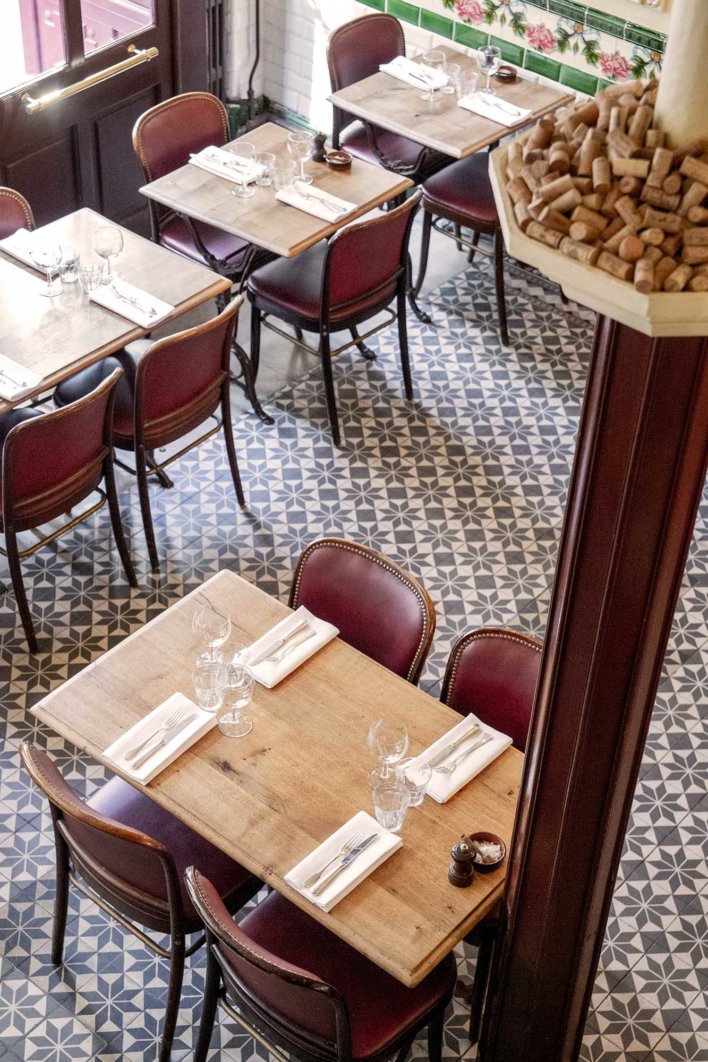Intérieure d'une salle de bistrot typique