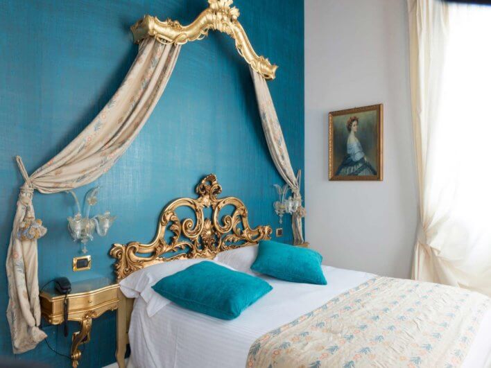 Beau lit double d'une suite de l'Hotel Villa Gasparini