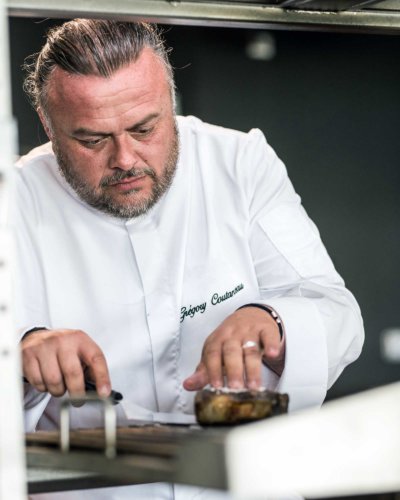 Photo d'un chef devant son grill
