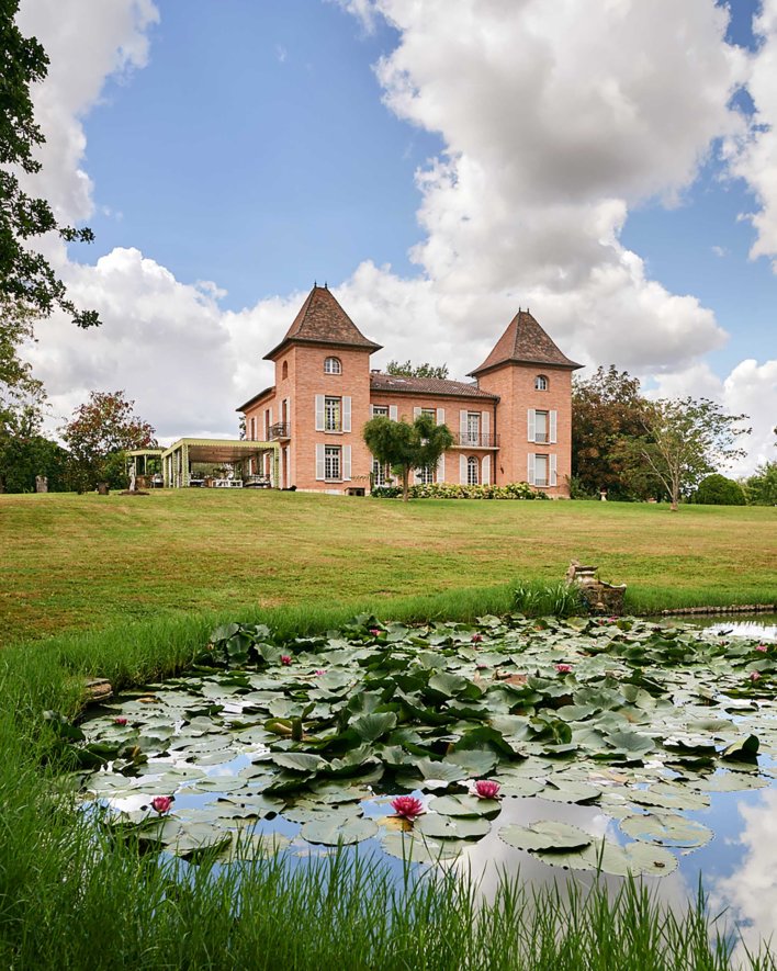 Façade d'un château au cœur d'un parc