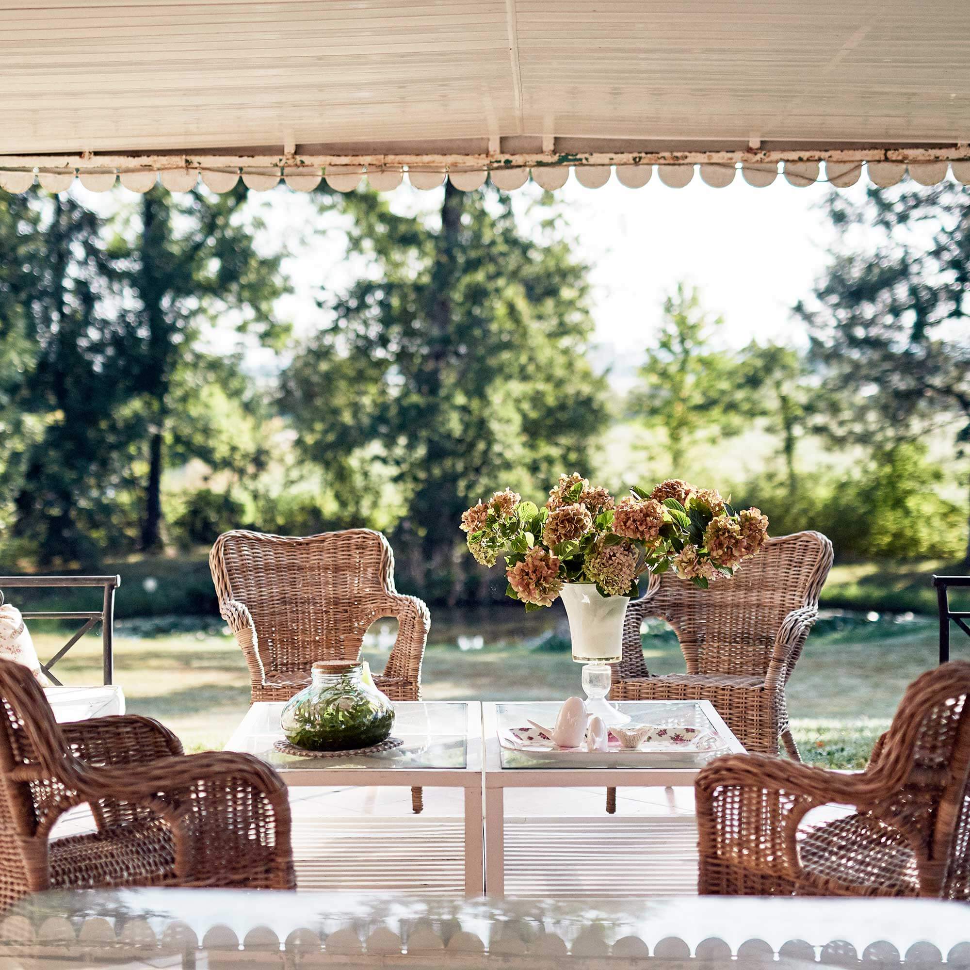 Pergola en meuble de jardin osier tressé