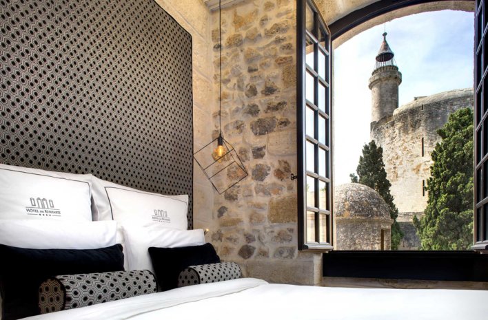 Chambre avec vue sur des remparts