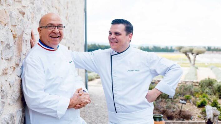 Deux chefs en veste blanche en extérieur