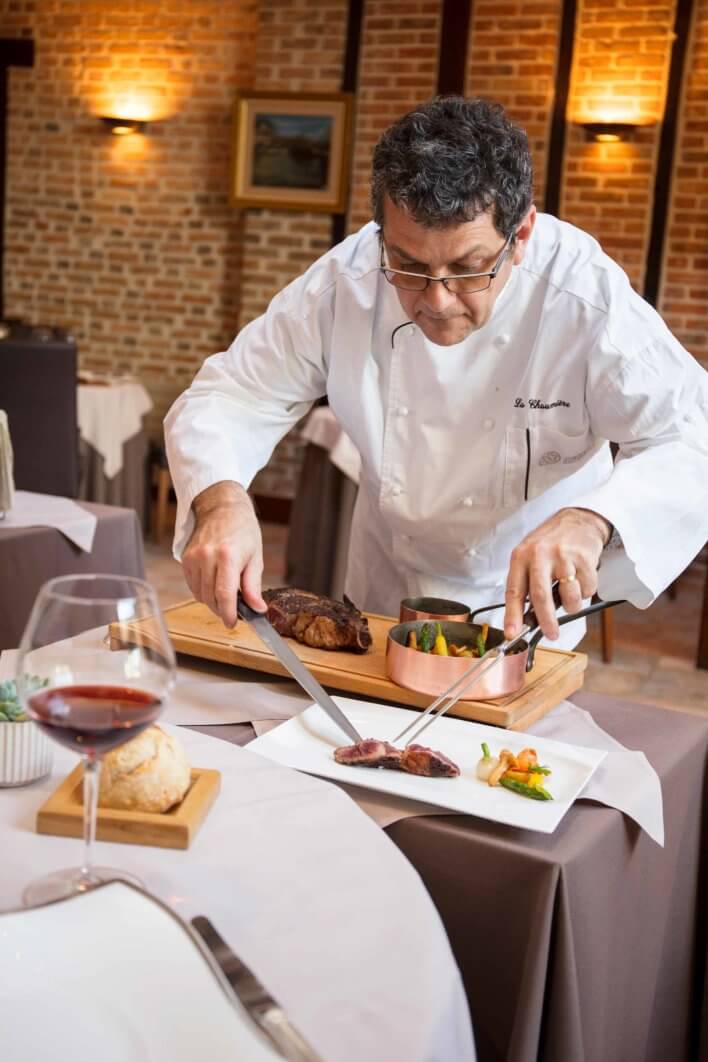 Chef faisant une découpe en salle