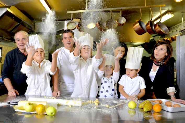 Photo de famille en cuisine, préparant un gâteau