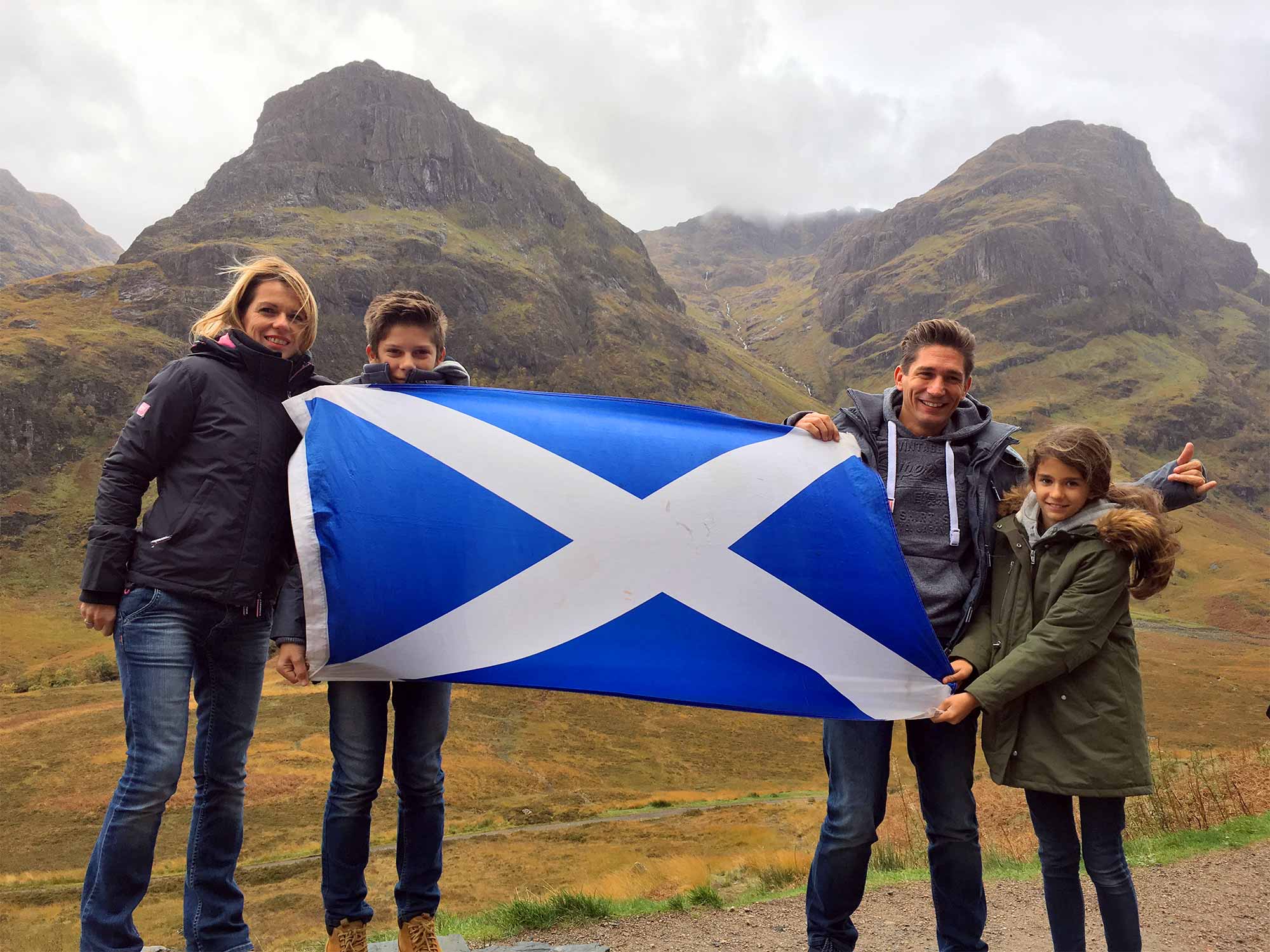 Photo de famille dans un paysage écossais