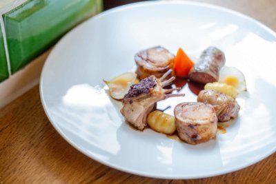 Plat dans une assiette ronde avec sauce brune