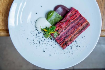 Plat de légume comme une terrine tranchée et disposée dans l'assiette, couleur betterave
