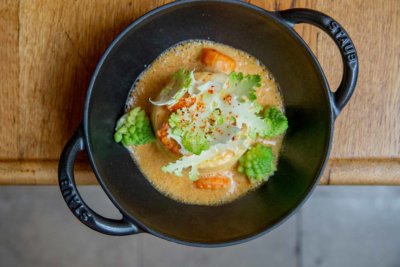 Plat dans une assiette creuse noir
