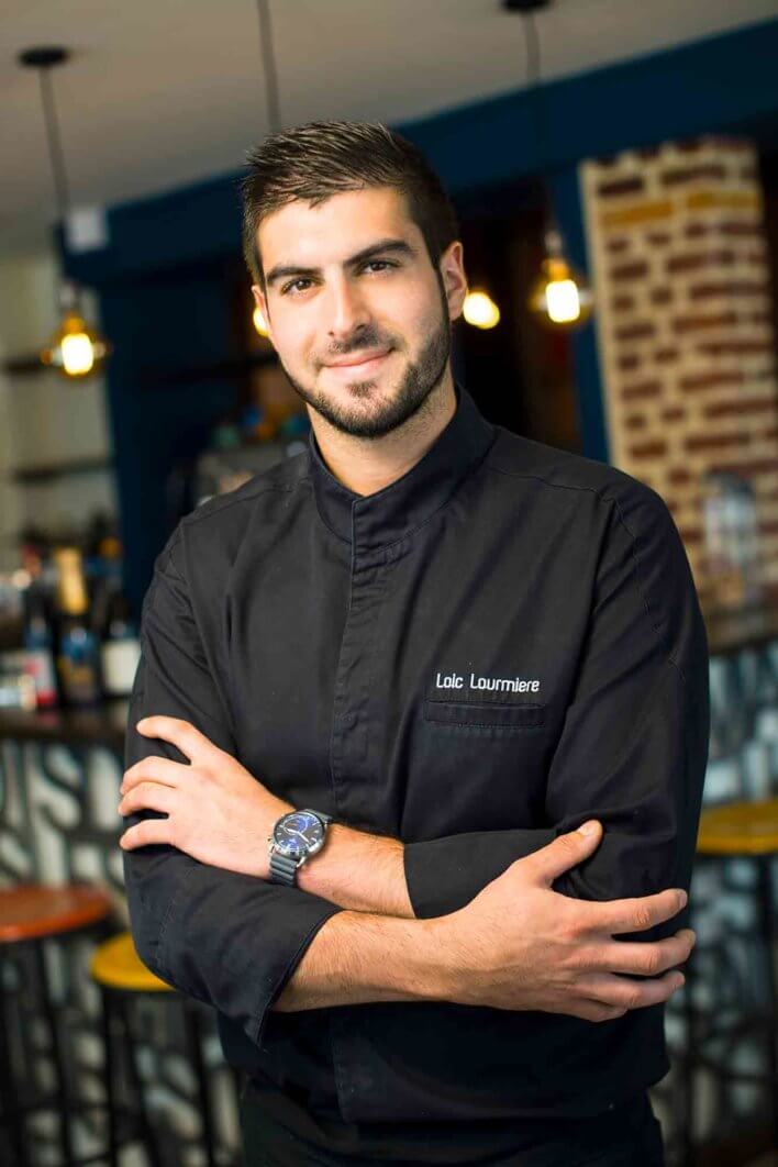 Chef en veste de cuisine noir