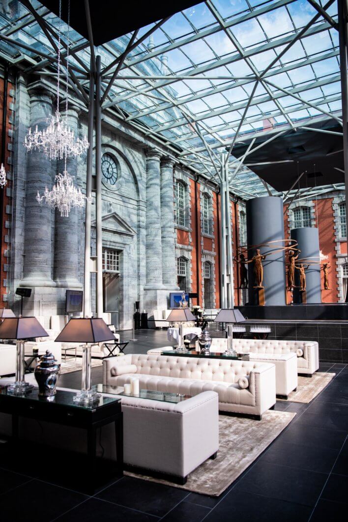 Salon majestueux sous une verrière du Royal Hainaut Spa & Resort Hotel