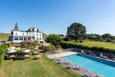 Vue aérienne d'un hôtel avec piscine extérieure