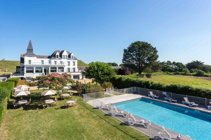 Vue aérienne d'un hôtel avec piscine extérieure