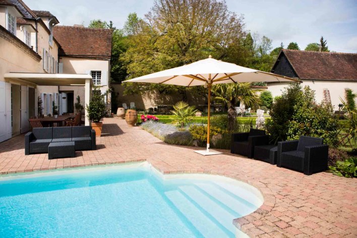 Piscine extérieure devant terrasse ombragée