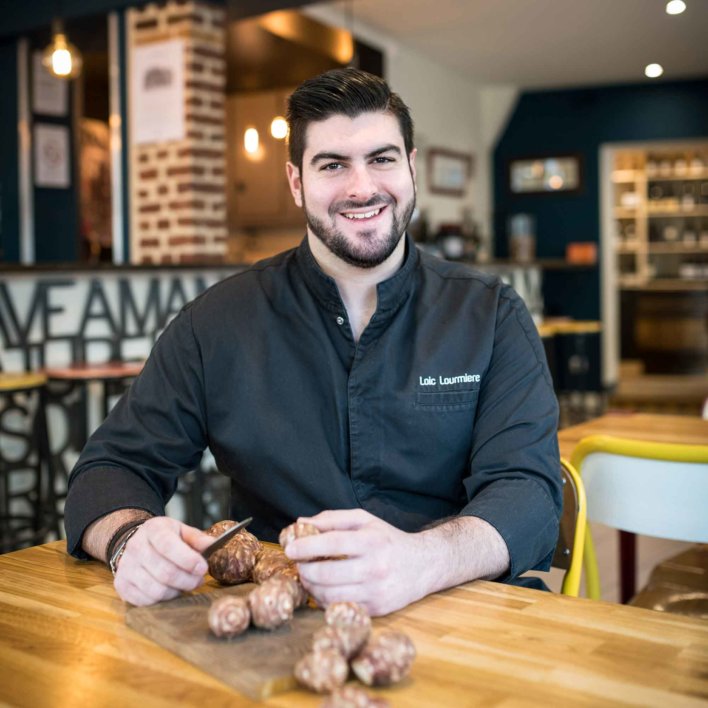Chef attabler en train de découper des topinambour