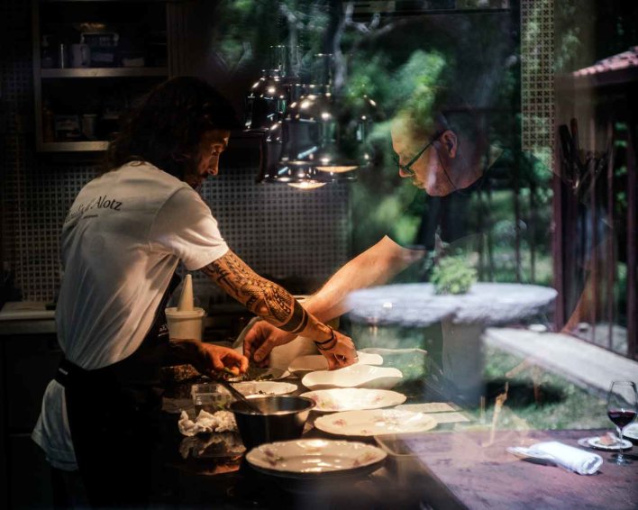 Chef en cuisine en dressage d'assiette creuse