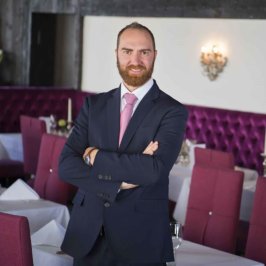 Portrait américain d'un homme en costume dans une salle de restaurant