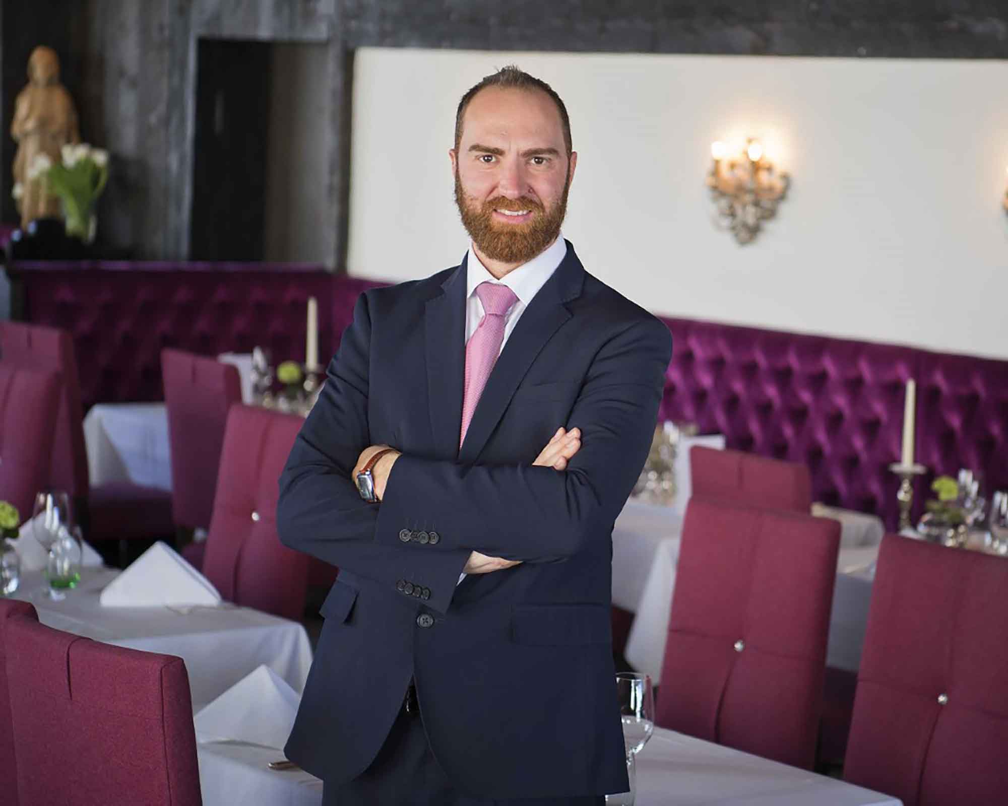 Portrait américain d'un homme en costume dans une salle de restaurant