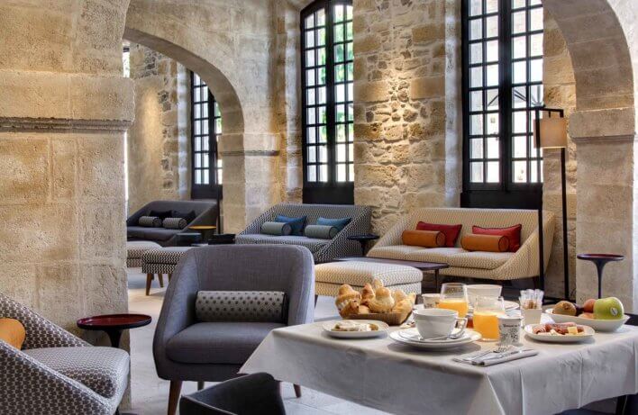 Petit déjeuner dans une salle avec pierre de taille et mobilier contemporain