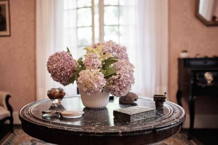 Vase avec hortensias sur une table