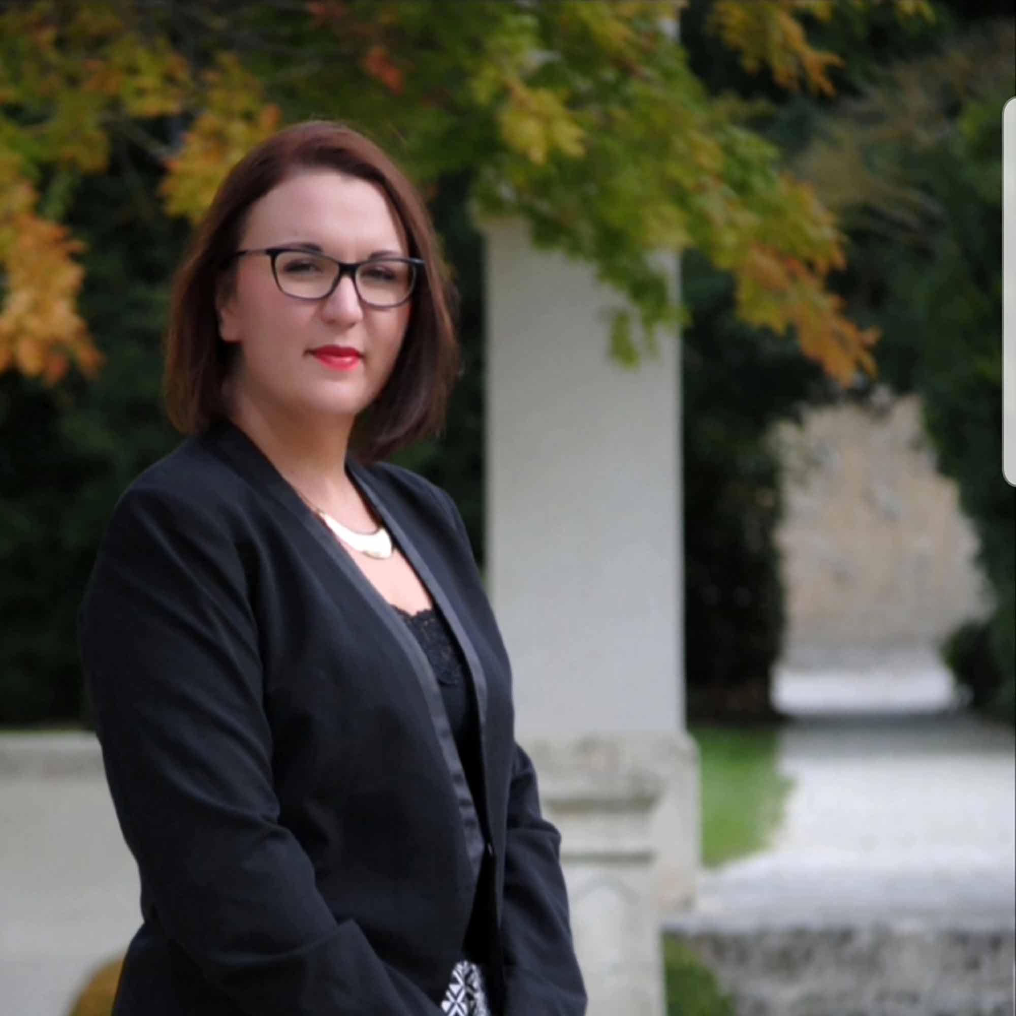 portrait d'une femme en blazer noir, arrière-plan jardin