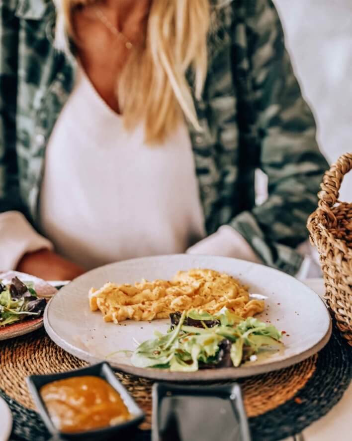 plat de petit-déjeuner, omelette et salade verte de concombre