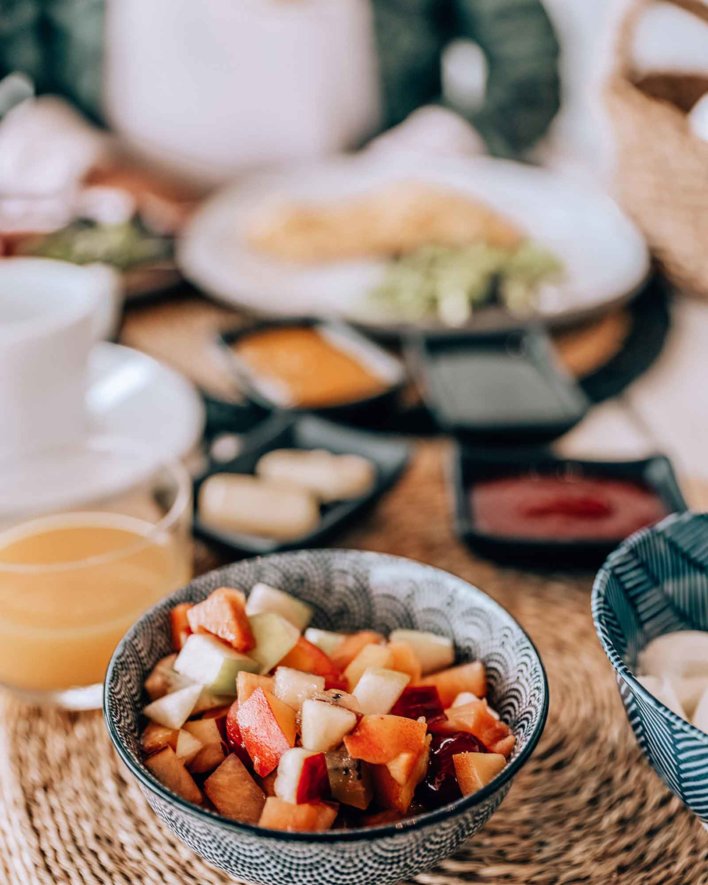 Petit-déjeuner avec bol de salade de fruit