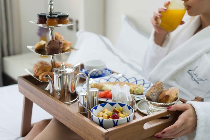 Plateau en bois d'un petit-déjeuner au lit