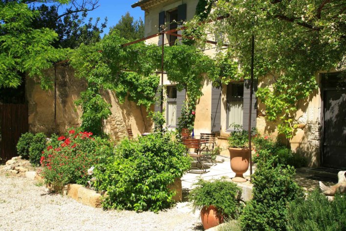 Bâtisse provençale à l'entrée verdoyante