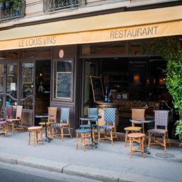 Terrasse restaurant avec chaise et table type bistrot en cannage