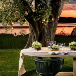Table romantique face au lac