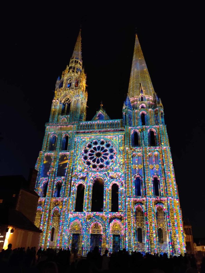 Cathédrale de Chartres illuminée lors du festival Chartres en lumières