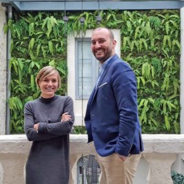 duo femme homme en photo portrait, arrière-plan mur végétal
