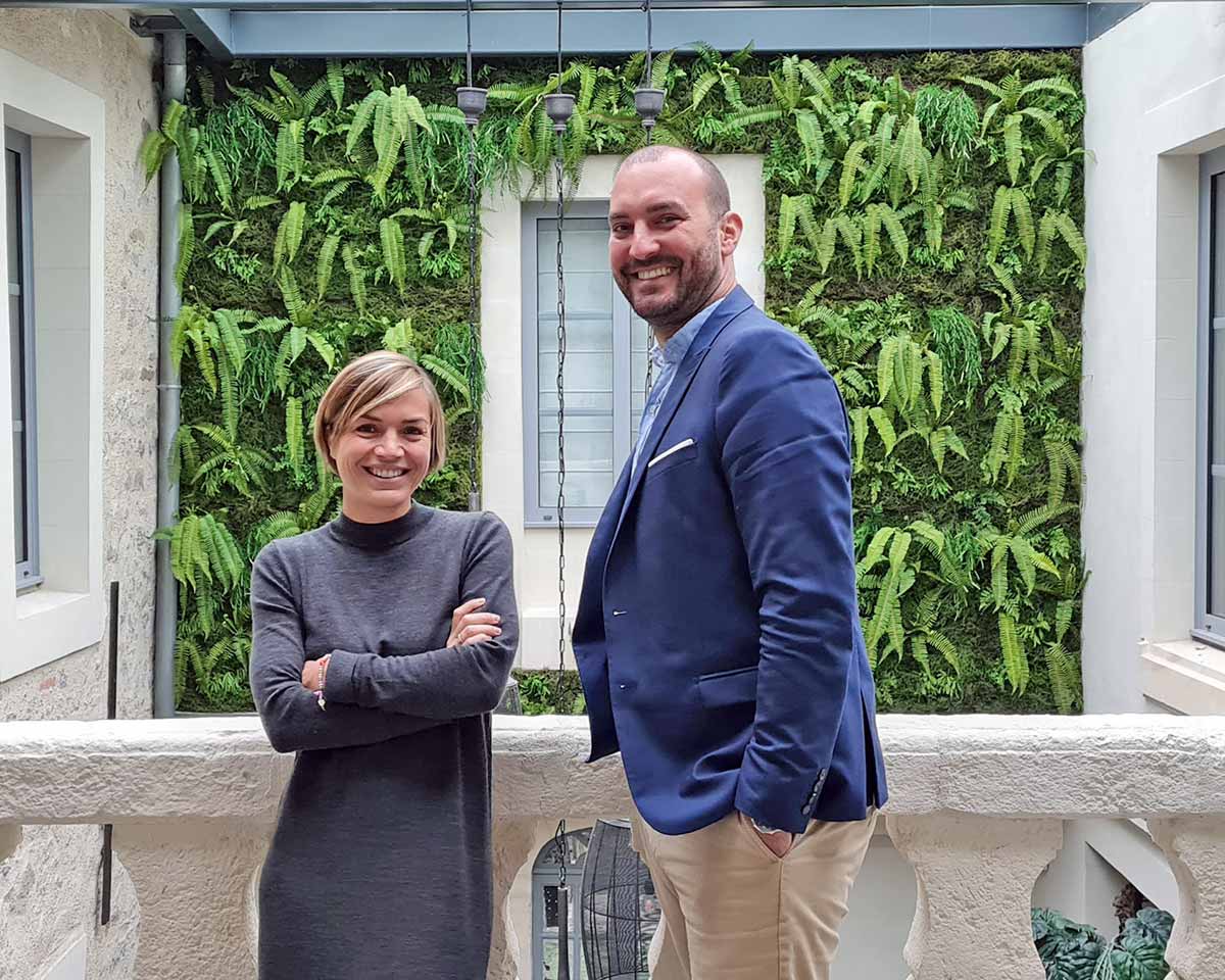 duo femme homme en photo portrait, arrière-plan mur végétal